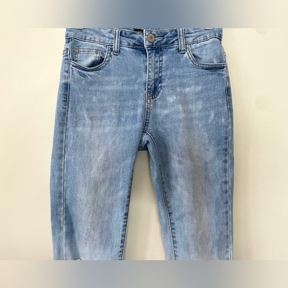 Forever 21 Distressed Cropped Raw Hem Jeans Size Small - Picture 4 of 11